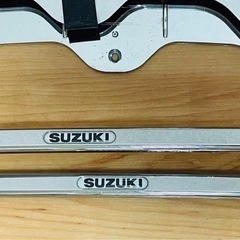 スズキ純正ナンバーフレーム　2個セットの画像