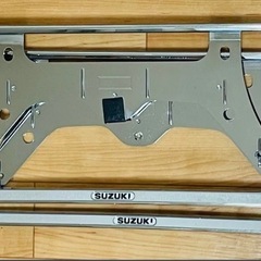 スズキ純正ナンバーフレーム　2個セットの画像