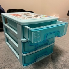 小型のプラスチック収納ボックス