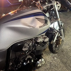 バイクのタンクの凹みを治して欲しいです