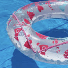 娘たちのための、浮き輪や水遊びグッズをお譲りください