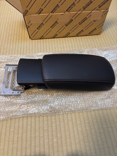 カローラクロス アームレスト スライド式