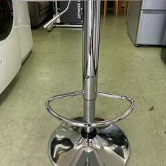 【リサイクルショップ　ピカソ　小松原】カウンターチェアバーチェア 座面昇降 ガス圧 足置き付き ホワイト★5354★の画像