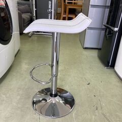 【リサイクルショップ　ピカソ　小松原】カウンターチェアバーチェア 座面昇降 ガス圧 足置き付き ホワイト★5354★の画像