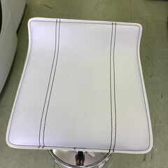 【リサイクルショップ　ピカソ　小松原】カウンターチェアバーチェア 座面昇降 ガス圧 足置き付き ホワイト★5354★の画像