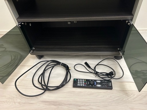 ＊美品【2点セット】テレビ・テレビ台（リモコンや電源ケーブルなども付属）