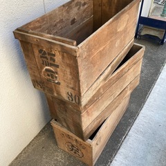 昔の木製りんご箱３個の画像