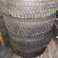 ４本
205/65r15スタッドレスタイヤ、ホイール付きの画像