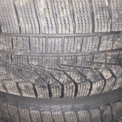 ４本
205/65r15スタッドレスタイヤ、ホイール付きの画像