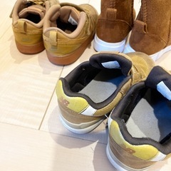 ニューバランス、NIKEスニーカー、ムートンブーツの画像