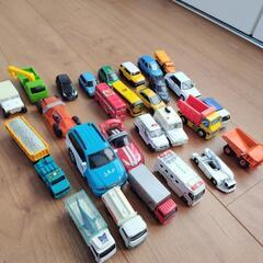 トミカなど車のオモチャの画像