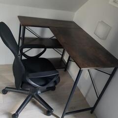 デスクとチェアーの画像