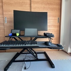 昇降型ゲーミングデスクの画像
