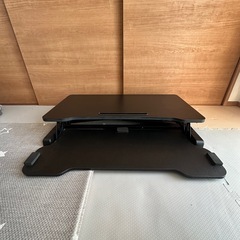 昇降型ゲーミングデスクの画像