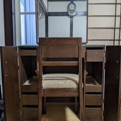 おしゃれな木のドレッサーの画像