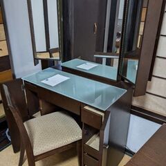 おしゃれな木のドレッサー