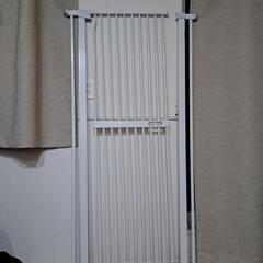 【お取引中】RAKU ペットゲート 犬脱出防止フェンス 室内 玄関 階段 子供 ベビーゲート (ホワイト,取付幅76-82cm)  の画像