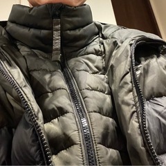 Hollister ホリスター ダウンジャケット 迷彩 カモフラージュ  サイズはMです とても暖かいです 上下ツートンカラーでおしゃれです  ファスナーも二重になっており 片方だけ閉めたり 両方閉めたりど 雰囲気が変わります  首元まで閉まるので マフラーいらずですの画像