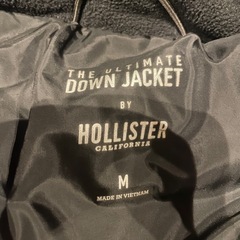 Hollister ホリスター ダウンジャケット 迷彩 カモフラージュ  サイズはMです とても暖かいです 上下ツートンカラーでおしゃれです  ファスナーも二重になっており 片方だけ閉めたり 両方閉めたりど 雰囲気が変わります  首元まで閉まるので マフラーいらずですの画像
