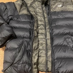 Hollister ホリスター ダウンジャケット 迷彩 カモフラージュ  サイズはMです とても暖かいです 上下ツートンカラーでおしゃれです  ファスナーも二重になっており 片方だけ閉めたり 両方閉めたりど 雰囲気が変わります  首元まで閉まるので マフラーいらずですの画像