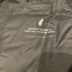 Hollister ホリスター ダウンジャケット 迷彩 カモフラージュ  サイズはMです とても暖かいです 上下ツートンカラーでおしゃれです  ファスナーも二重になっており 片方だけ閉めたり 両方閉めたりど 雰囲気が変わります  首元まで閉まるので マフラーいらずですの画像