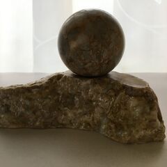 【値下げ】大理石の球と台座  天然石 鑑賞石 鍾乳石 鉱物 パワーストーン 置物の画像