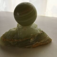 【値下げ】大理石の球と台座  天然石 鑑賞石 鍾乳石 鉱物 パワーストーン 置物の画像
