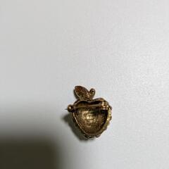 リンゴ　ブローチの画像