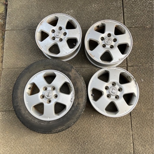 日産セレナC25の純正アルミホイールです　　