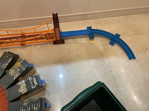 プラレールトーマス　どきどきマウンテン、ぐらぐらつり橋、たためるトーマス機関庫