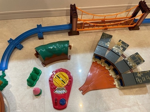 プラレールトーマス　どきどきマウンテン、ぐらぐらつり橋、たためるトーマス機関庫