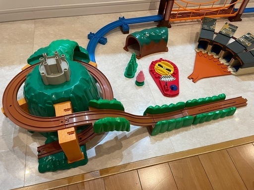 プラレールトーマス　どきどきマウンテン、ぐらぐらつり橋、たためるトーマス機関庫