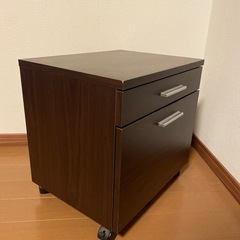 キャスター付き収納棚の画像