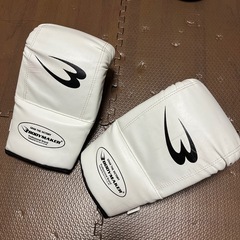 BODYMAKER製のホワイトボクシンググローブ