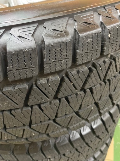 ランドクルーザープラド スタッドレスタイヤ　タイヤホイール4本セット　235/ 35R17