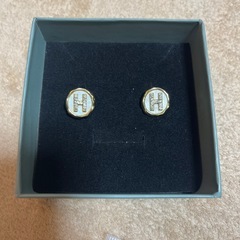 ピアス H