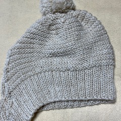 バブーシュカ風の耳当て付きニットキャップの画像