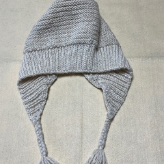 バブーシュカ風の耳当て付きニットキャップの画像