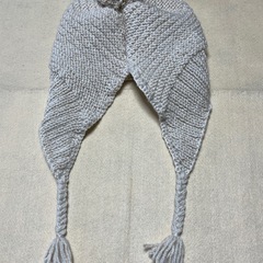 バブーシュカ風の耳当て付きニットキャップの画像