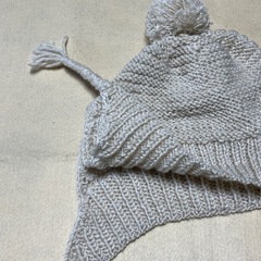 バブーシュカ風の耳当て付きニットキャップの画像