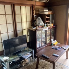 テレビ、テレビ台差し上げます。そのかわり冷蔵庫、ソファーも一緒に...