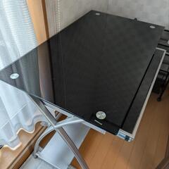 お洒落なガラスのパソコンデスク