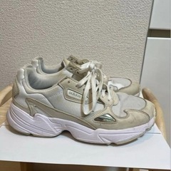 adidas スニーカーの画像