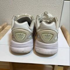 adidas スニーカーの画像