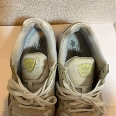 adidas スニーカーの画像