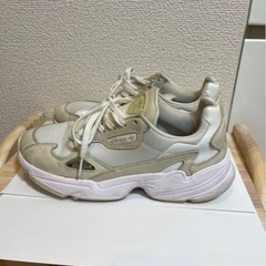 adidas スニーカーの画像