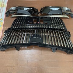エスクァイア　ZWR80　ハイブリッド　前期　限定車ブラックメッキ　フロント　グリル　フォグランプベゼル　カバー　モール
の画像