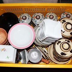 皿、小鉢、取り皿、おちょこ、重箱等食器いろいろあります。取りに来...