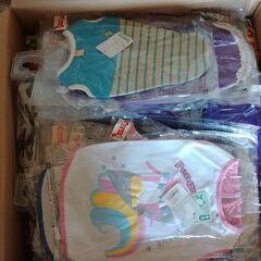 犬の服や小物などポンポリースの商品箱詰め