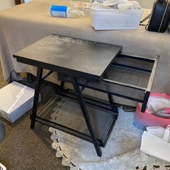 引き出し付き棚の画像